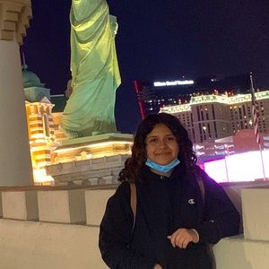 Hello, my name is jazmin and I have many jeans you can choose from my closet!